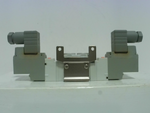  SMC SY5220-5D-01T-F2 Double Solenoid Valve 24VDC Image