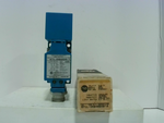  Allen Bradley 871L-XNB40Q40 /A Inductive Proximity Limit Switch 10-30VDC 400mA Load Image