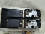  SMC VV5FS2-01T-021-02 Manifold Assembly w/ (2x) VFS2100-5FZ Valves Image