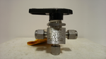 Swagelok Whitey SS-43XS4 3-Way Ball Valve 1/4" Fittings Image