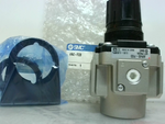  SMC AR40-F03B Air Pressure Regulator 3/8 x 3/8 NPT 1/8 gage por Image
