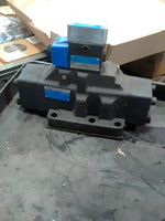  Vickers DG5V-10-W-2A-E-M-W-B-10 Directional Control Valve 2-Sta Image