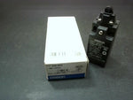  Omron D4N-2B32 Industrial Roller Push Limit Switch AC-15 3A/240VAC Image