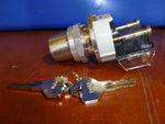  ALLEN-BRADLEY - 800T-H32A SELECTOR SWITCH 2POS CYLINDER LOCK 600VAC 10AMP MX Image